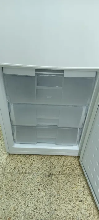 Nevera SAIVOD blanca con pantalla digital 200 x 60