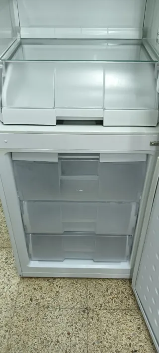 Nevera SAIVOD blanca con pantalla digital 200 x 60