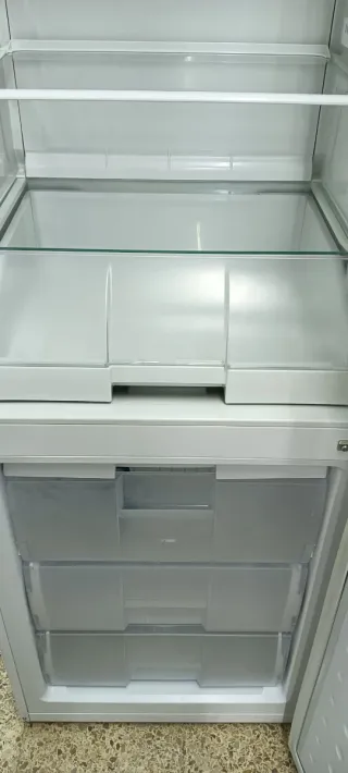 Nevera SAIVOD blanca con pantalla digital 200 x 60