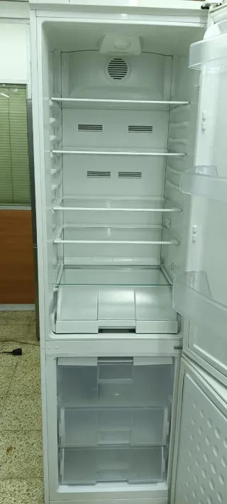 Nevera SAIVOD blanca con pantalla digital 200 x 60