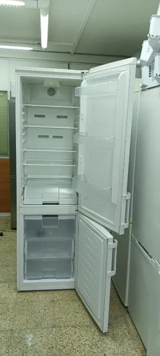 Nevera SAIVOD blanca con pantalla digital 200 x 60