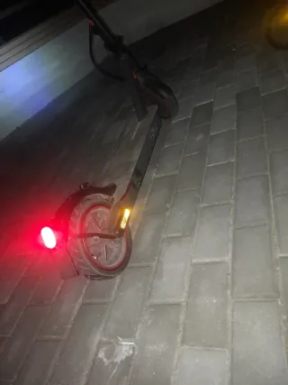 Patinete Eléctrico Negro y Rojo