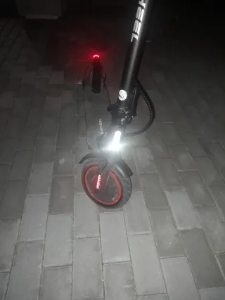 Patinete Eléctrico Negro y Rojo