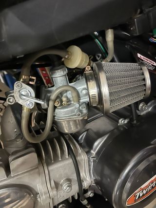 Moto de cross negra y verde