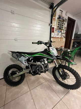 Moto de cross negra y verde