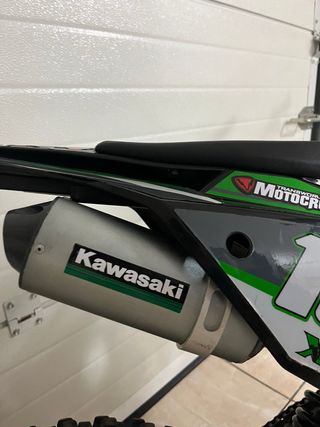 Moto de cross negra y verde