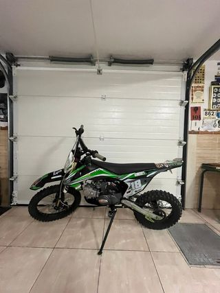 Moto de cross negra y verde