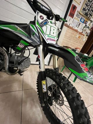 Moto de cross negra y verde