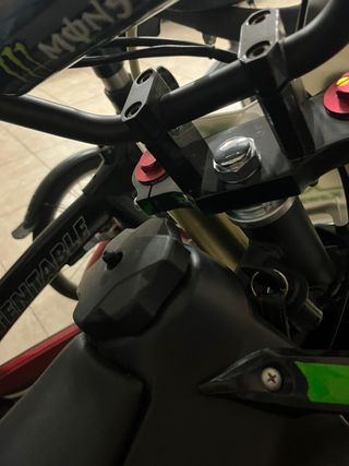 Moto de cross negra y verde