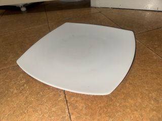 Platos blancos de porcelana