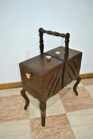 Antiguo costurero de pie