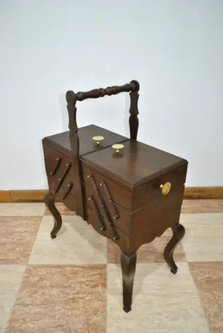 Antiguo costurero de pie