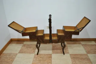 Antiguo costurero de pie