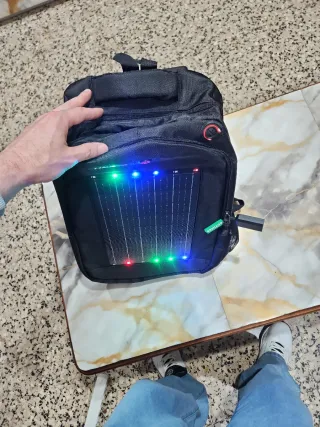 Mochila Solar con Luces LED y Carga USB