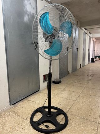Ventilador de pie azul y plateado