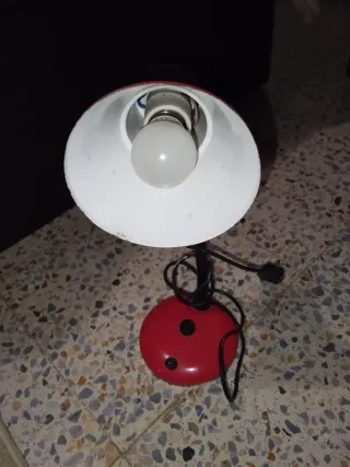 Lámpara de mesa roja y blanca
