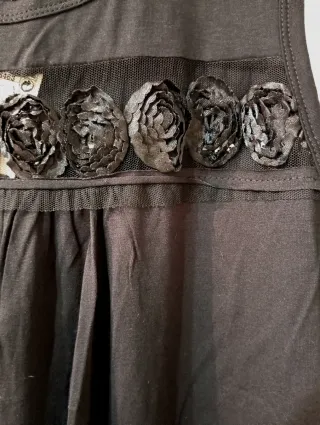 Top negro mujer Síntesis con flores