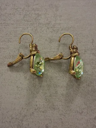 Pendientes dorados con piedra verde
