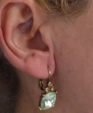 Pendientes dorados con piedra verde