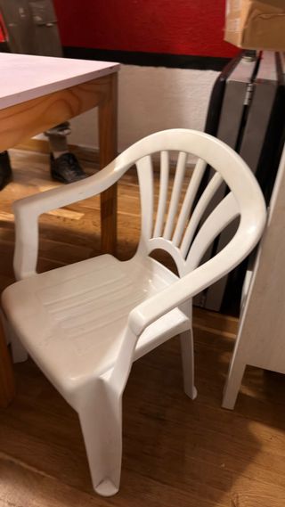 Mesa y 2 sillas infantiles