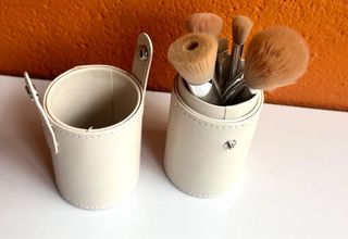 Estuche Viaje polipiel beige +  Set de 5 Brochas