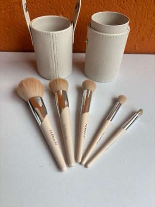 Estuche Viaje polipiel beige +  Set de 5 Brochas