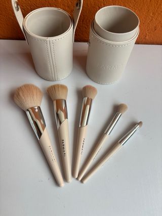 Estuche Viaje polipiel beige +  Set de 5 Brochas