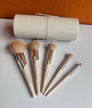 Estuche Viaje polipiel beige +  Set de 5 Brochas