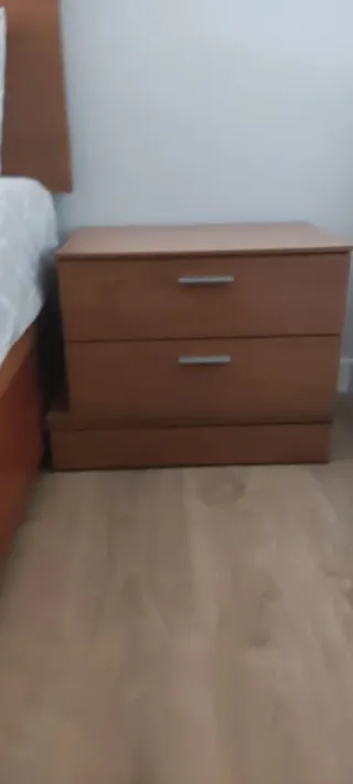 Habitación completa: Cama, mesitas y cómoda