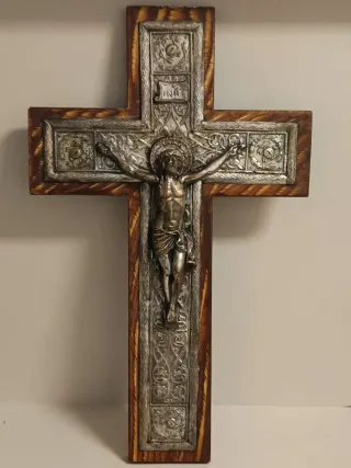 Crucifijo de madera y metal
