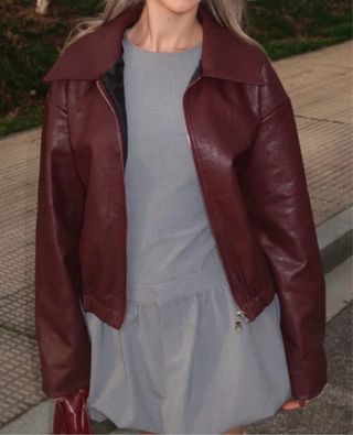 Cazadora efecto piel burdeos