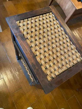 Mesita de noche de madera y mimbre