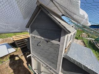 Gallinero metálico y de madera