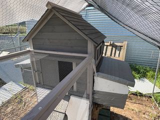 Gallinero metálico y de madera