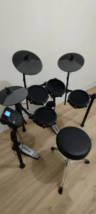 Batería Electrónica Alesis Nitro Mesh + Sillín