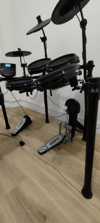 Batería Electrónica Alesis Nitro Mesh + Sillín