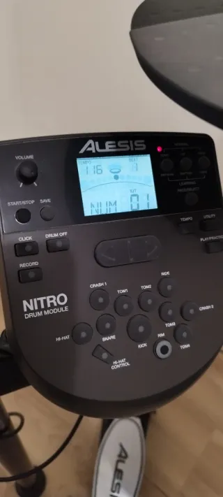 Batería Electrónica Alesis Nitro Mesh + Sillín