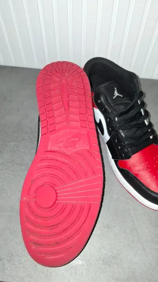 Zapatillas Jordan Negras y Rojas