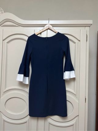 Vestido azul con mangas blancas