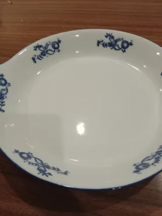 Prato de servir em porcelana com detalhes azuis
