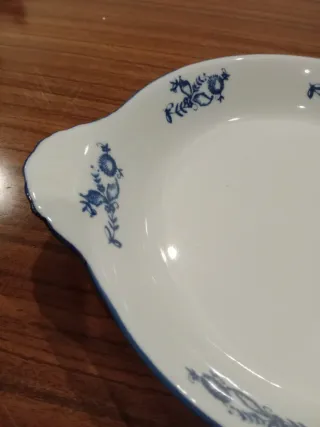 Prato de servir em porcelana com detalhes azuis