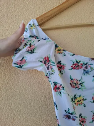 Top asimétrico floral