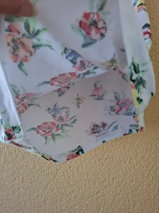 Top asimétrico floral