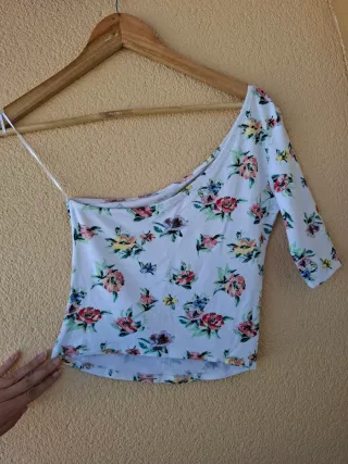 Top asimétrico floral