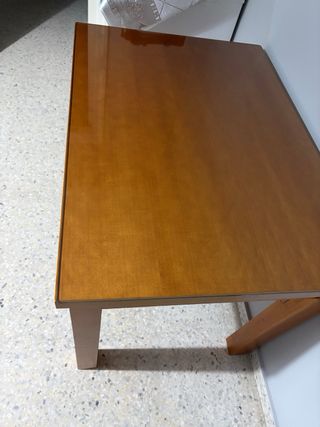 Mesa de madera con tapa de cristal