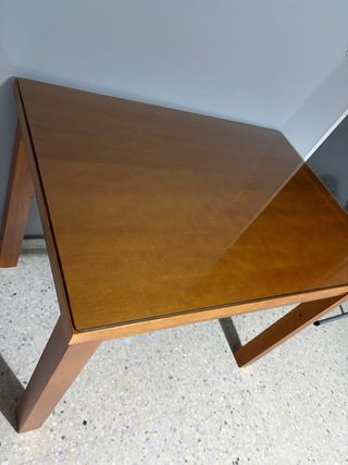 Mesa de madera con tapa de cristal