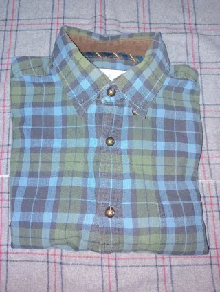 Camiseta a cuadros azul y verde