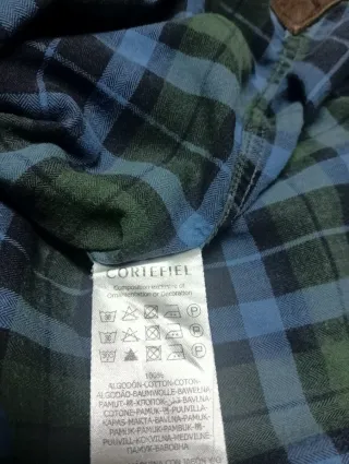 Camiseta a cuadros azul y verde