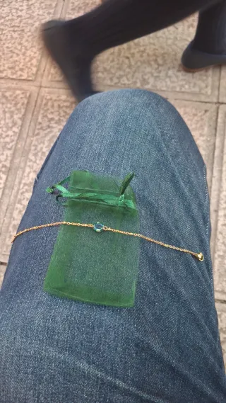 Pulsera fina con detalle azul y cierre dorado