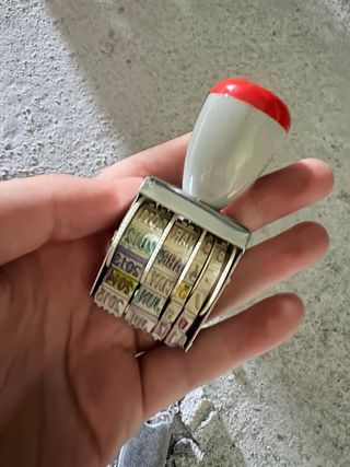 Sello fechador giratorio